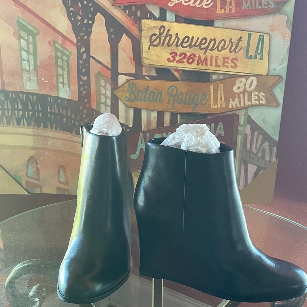 Black wedge boots
